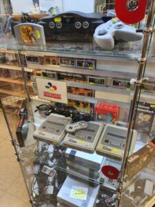Blick in den Classics Nintendo Konsolenschrank