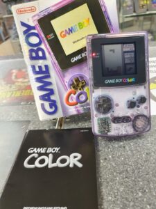 Gameboy Colour in OVP im seltenen lila transparent im Ankauf.Wer haben will sollte 95 Euro mitbringen.