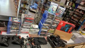 war wieder Riesenankauf am Samstagvormittag.Wir müssen jetzt erstmal alles sortieren,wegschreiben,säubern und einräumen. #gameshop #videogames #VideoGameShop #videogamecollection #videogamemovies #videogamecollector #videogamehistory #videogameart #gameshop #powergames